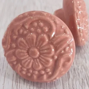 Zlevněný Keramická úchytka lososová s reliéfem vč. kování 45 mm