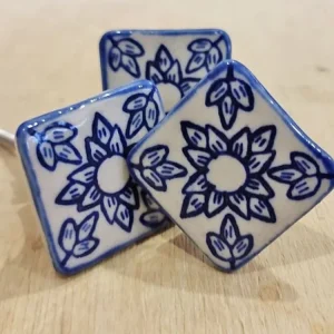 Značkový Keramická úchytka béžovo modrá vč. kování čtverec 37x37 mm