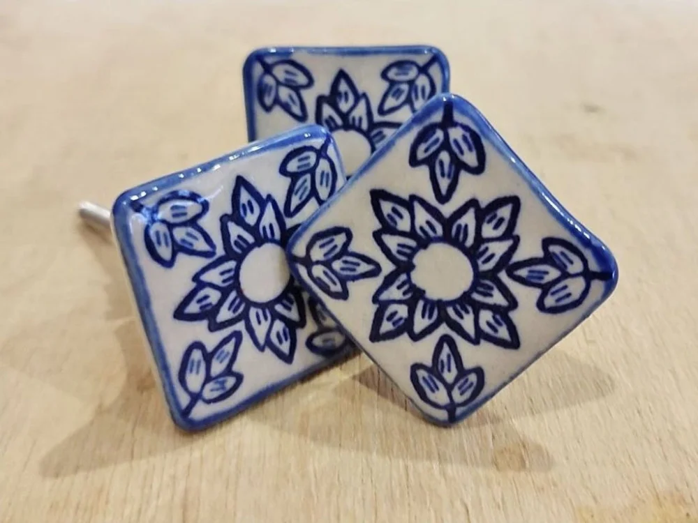 Značkový Keramická úchytka béžovo modrá vč. kování čtverec 37x37 mm